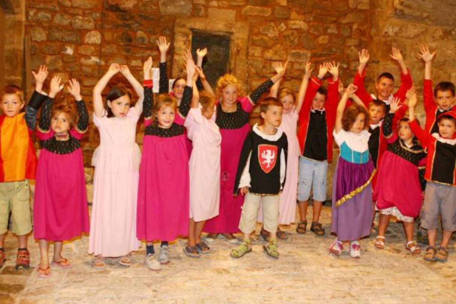 Groupe d’enfants costumés en habits médiévaux lors d’un atelier pédagogique à la Tour du Viala-du-Pas-de-Jaux.