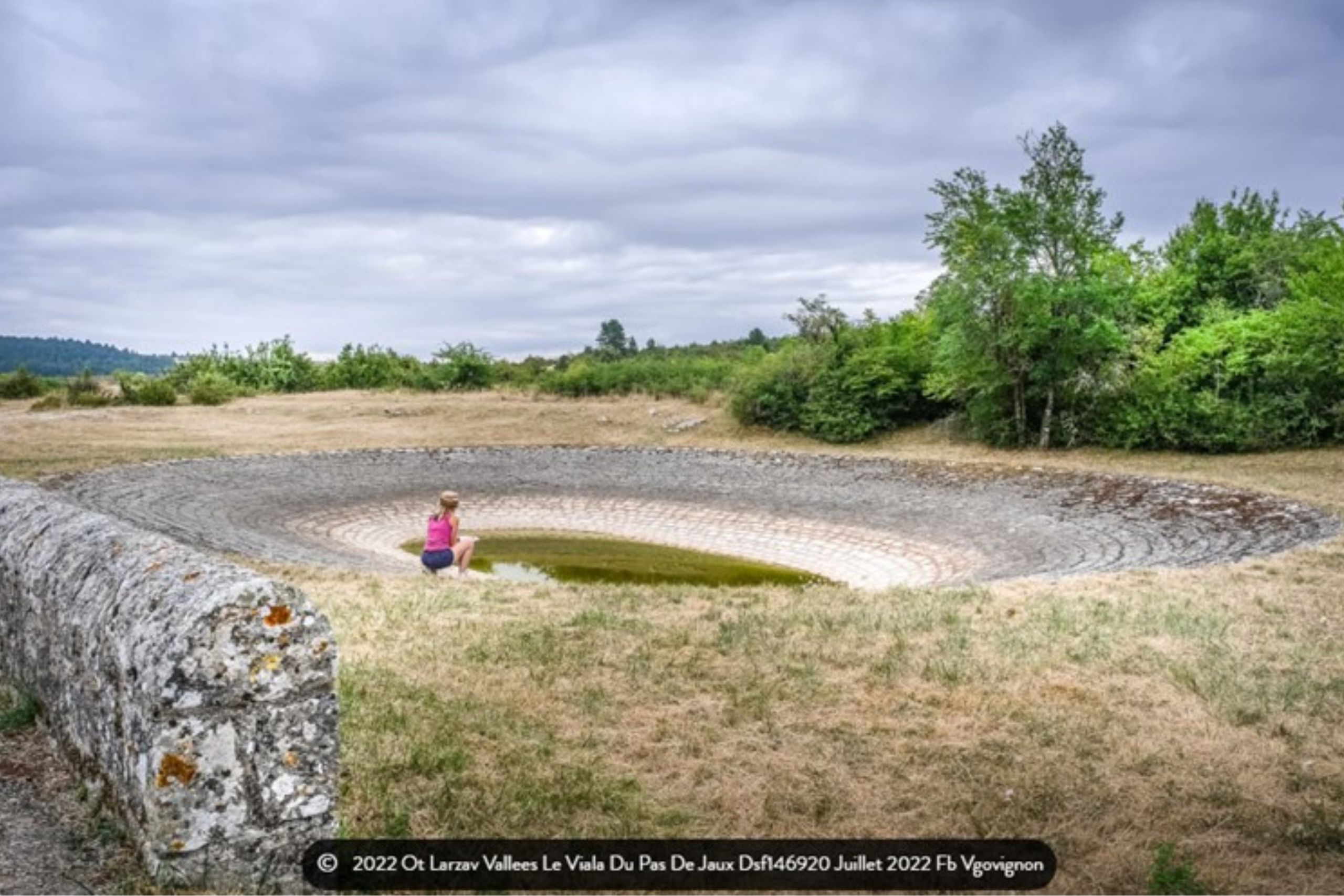 Lavogne traditionnelle en pierre remplie d’eau sur le plateau du Larzac.