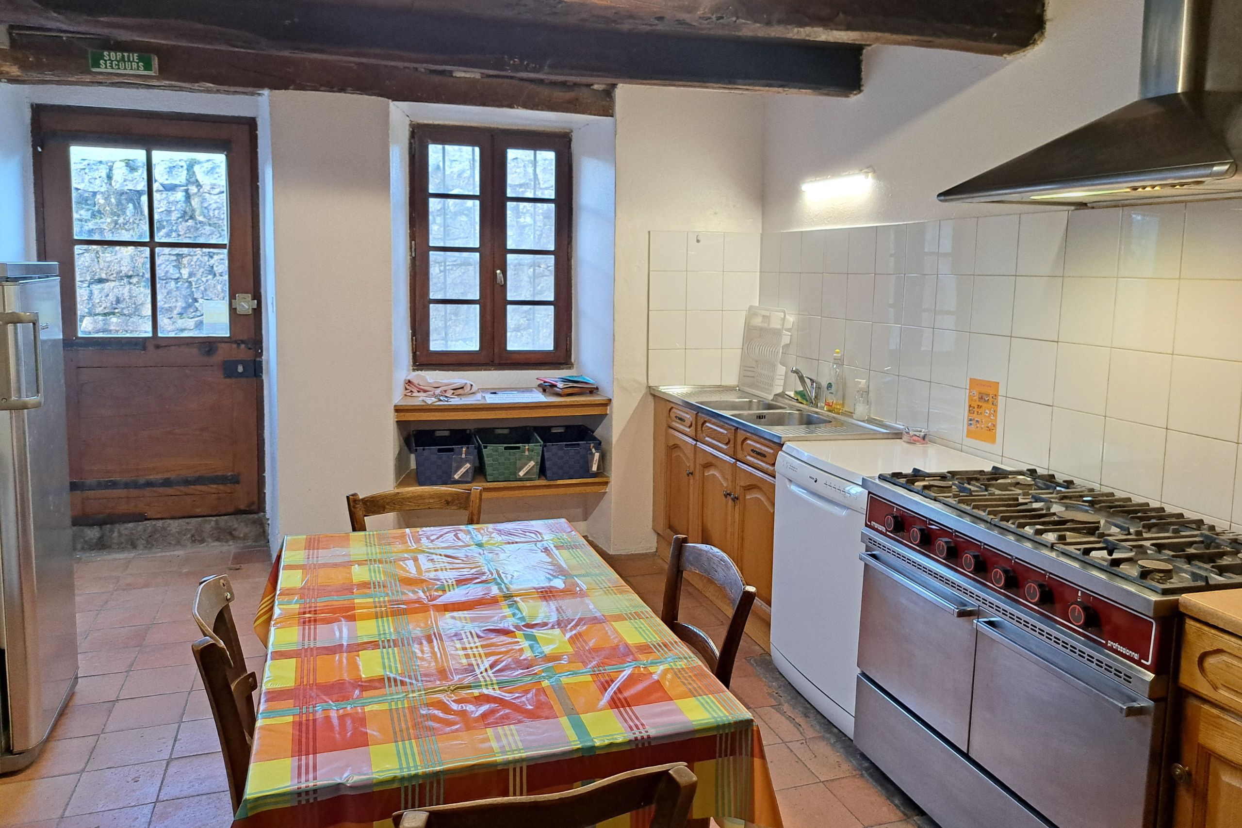 Cuisine équipée du gîte d’étape de la Tour du Viala‑du‑Pas‑de‑Jaux.